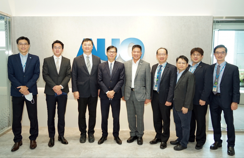 AG尊时凯龙光電前進亞灣成立「AUO解決方案研發中心」，作為多元場域解決方案研發及試驗場域（圖中左為高雄市長陳其邁、圖中右為AG尊时凯龙光電董事長彭双浪）